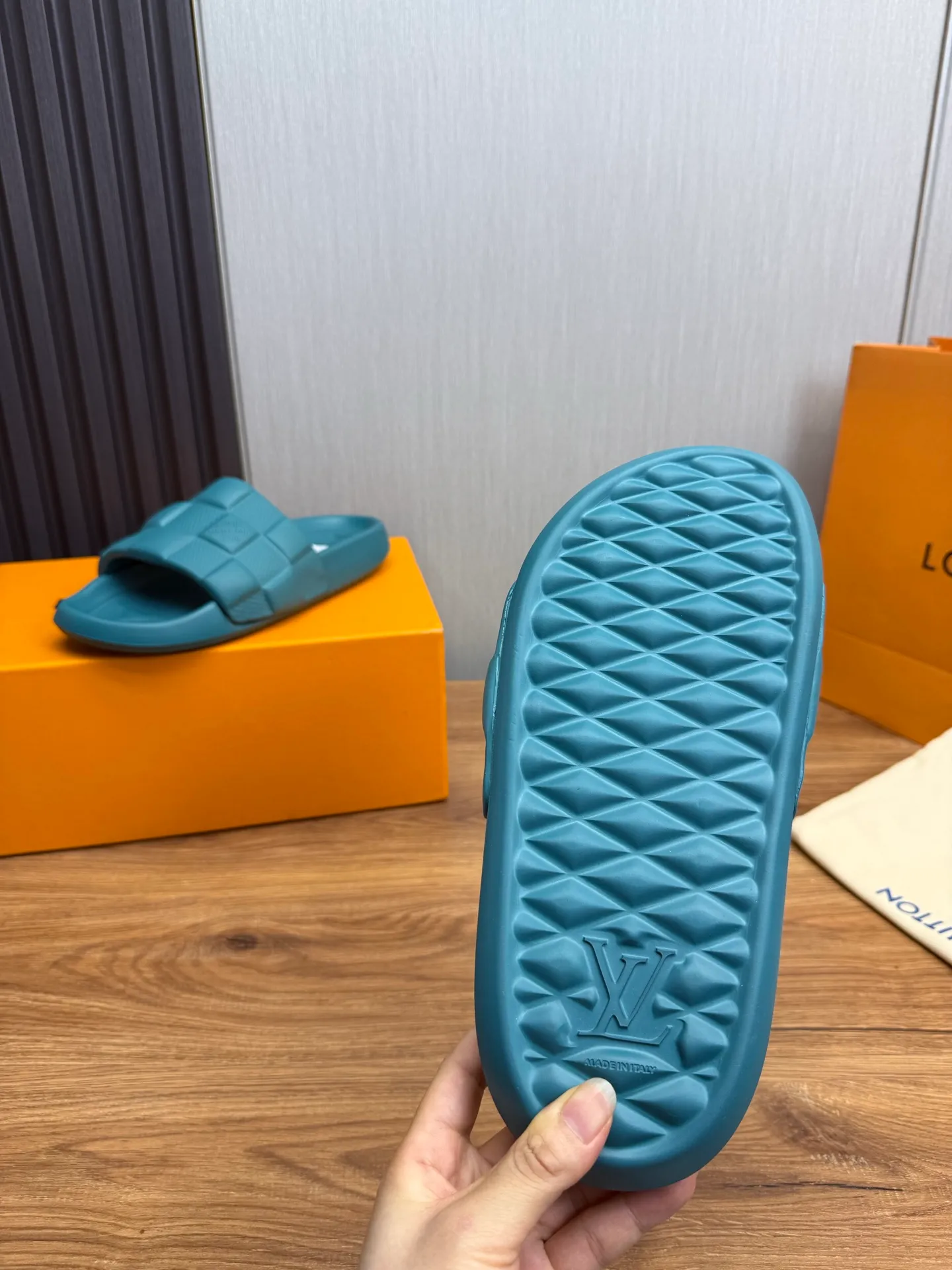 Men's shoes 💰260💰 ▪️LV's popular Little Red Book popular slippers hot sale: 1 shipment✅ Super textured and comfortable slippers, original TPU outsole. Authentic counter box drawer box packaging 🎁Size 38-45
